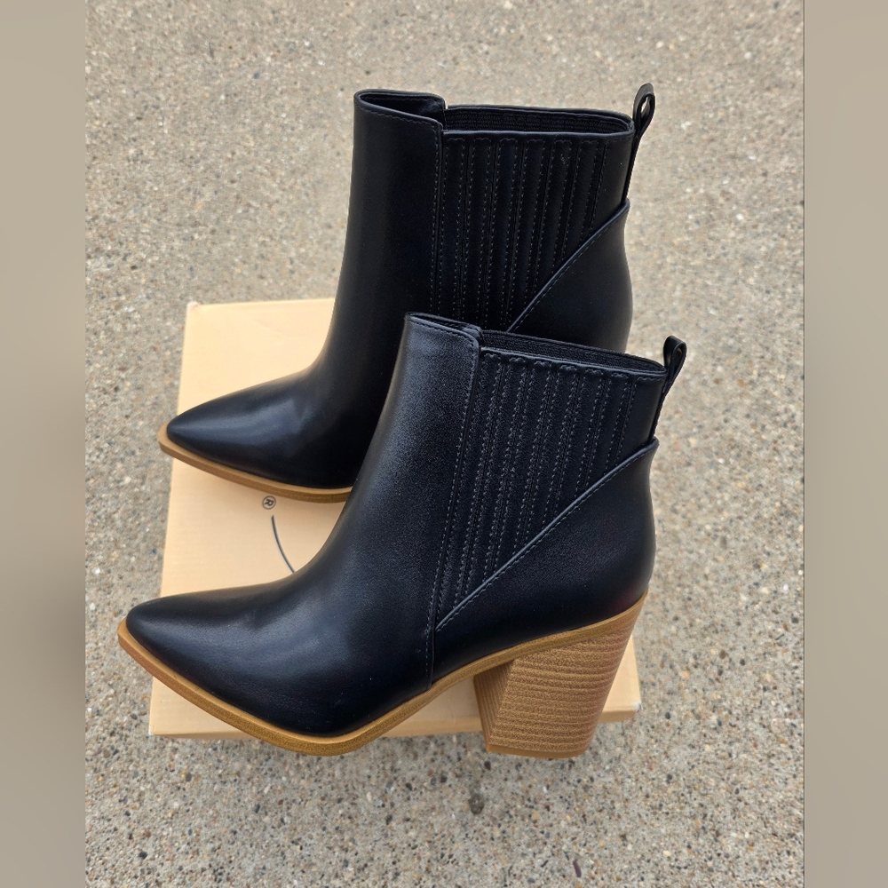 Soda Classic Black Ankle Boot with Stacked Heel - Women Size 7.5
